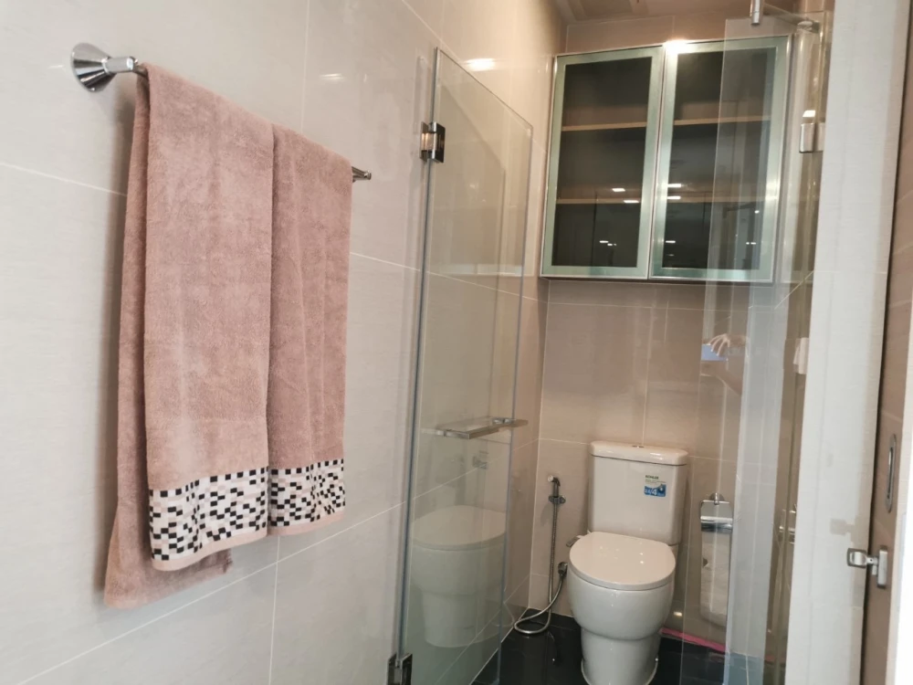For rent, Park 24 Origin Phrom Phong, 2 bedrooms, 1 bathroom, very high floor, stunning city view, well decorated, don't miss it.