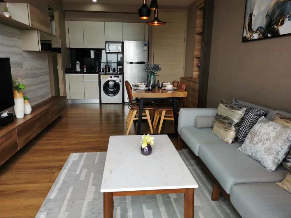 For rent, Park 24 Origin Phrom Phong, 2 bedrooms, 1 bathroom, very high floor, stunning city view, well decorated, don't miss it.