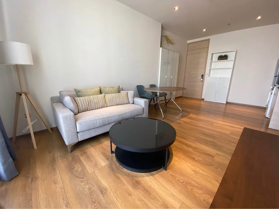 For rent: Park 24 Origin Phrom Phong, 45th floor, very high, simply decorated but looks great, warm and comfortable atmosphere, you must arrange it!!