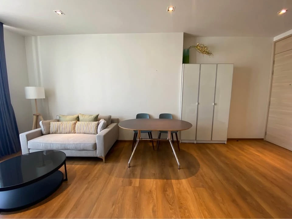 For rent: Park 24 Origin Phrom Phong, 45th floor, very high, simply decorated but looks great, warm and comfortable atmosphere, you must arrange it!!