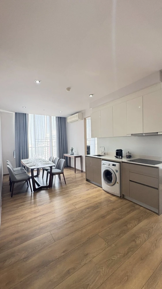 For rent: Park 24 Origin Phrom Phong, 3 bedrooms, 2 bathrooms, spacious living area, fully furnished and ready to move in.