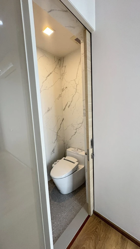 For rent: Park 24 Origin Phrom Phong, 3 bedrooms, 2 bathrooms, spacious living area, fully furnished and ready to move in.