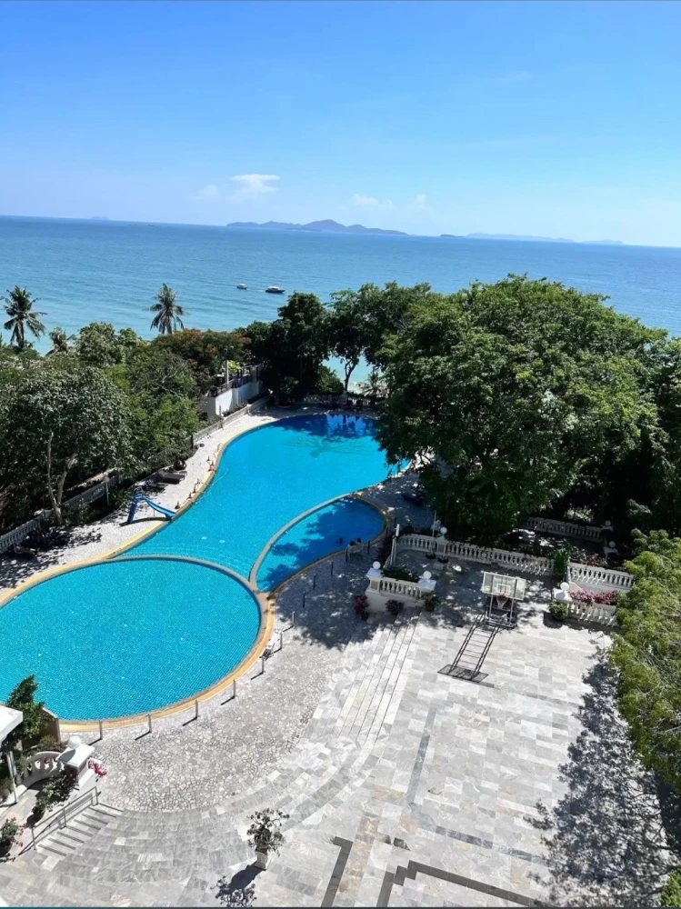 For rent: Park Beach (North Pattaya), large room, wide balcony, panoramic sea view from the room, fully furnished, must book.