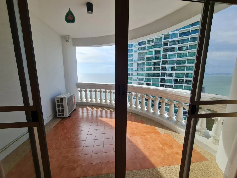 For rent: Park Beach (North Pattaya), large room, wide balcony, panoramic sea view from the room, fully furnished, must book.