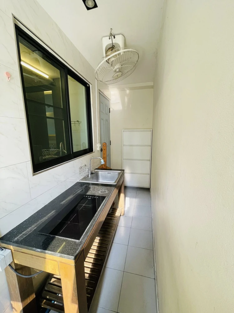 For Rent: Park View Vibhavadi, large room!! 64 sq m. Quiet and uncrowded. Beautifully decorated with built-in furniture. Don't miss out!