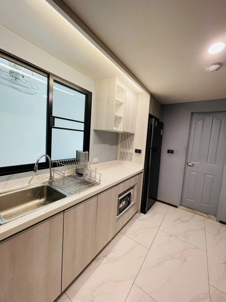 For Rent: Park View Vibhavadi, large room!! 64 sq m. Quiet and uncrowded. Beautifully decorated with built-in furniture. Don't miss out!