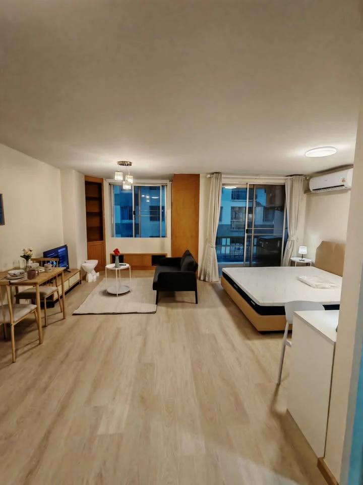 For rent: Parkland Bangna, Building 9, 7th floor. Very spacious room, not cramped at all. Fully furnished. Book now before it's too late!