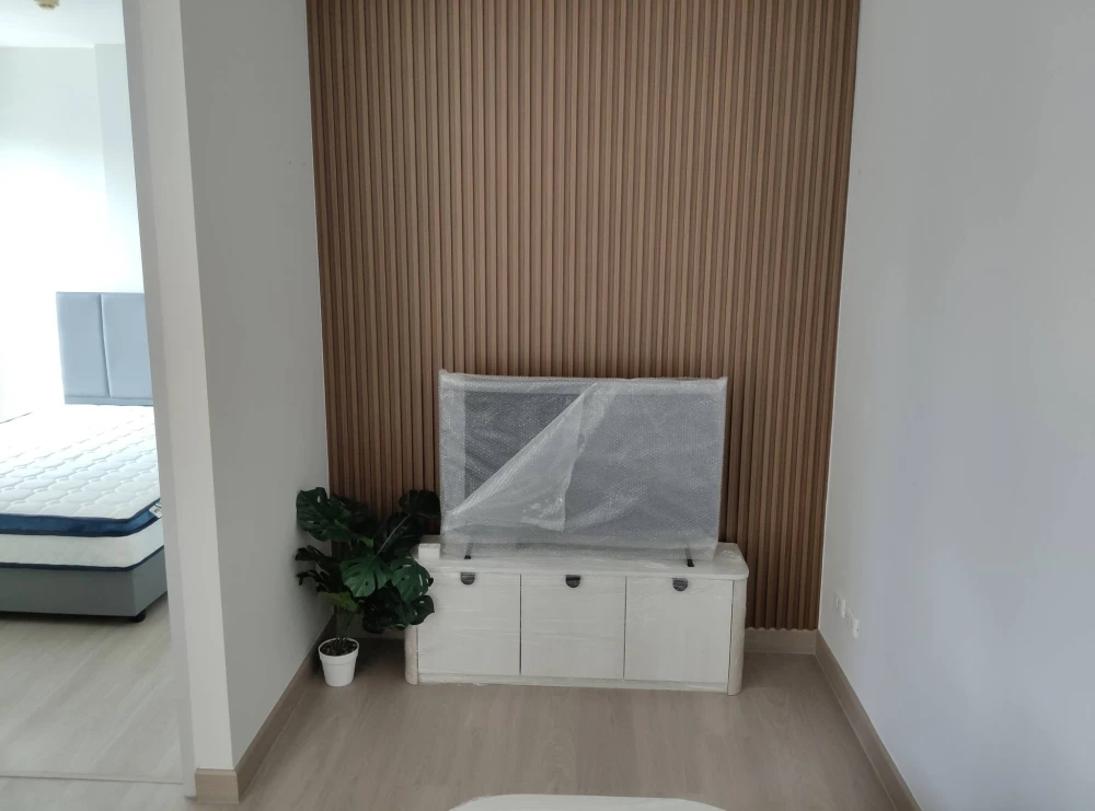 For rent: Parkland Srinakarin, 16th floor (top floor), pool view, spacious living area. Book now, don't hesitate!
