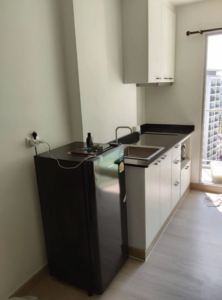 For rent: Parkland Srinakarin, 16th floor (top floor), pool view, spacious living area. Book now, don't hesitate!