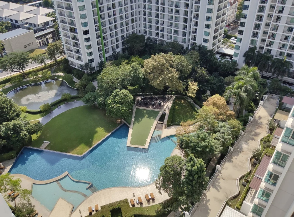For rent: Parkland Srinakarin, 16th floor (top floor), pool view, spacious living area. Book now, don't hesitate!