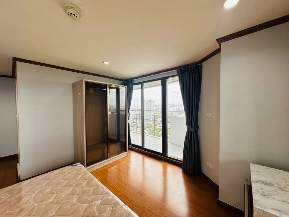 For rent: Flora Ville. Located on the 28th floor, the unit offers a beautiful view and a peaceful atmosphere. It is tastefully decorated, fully furnis