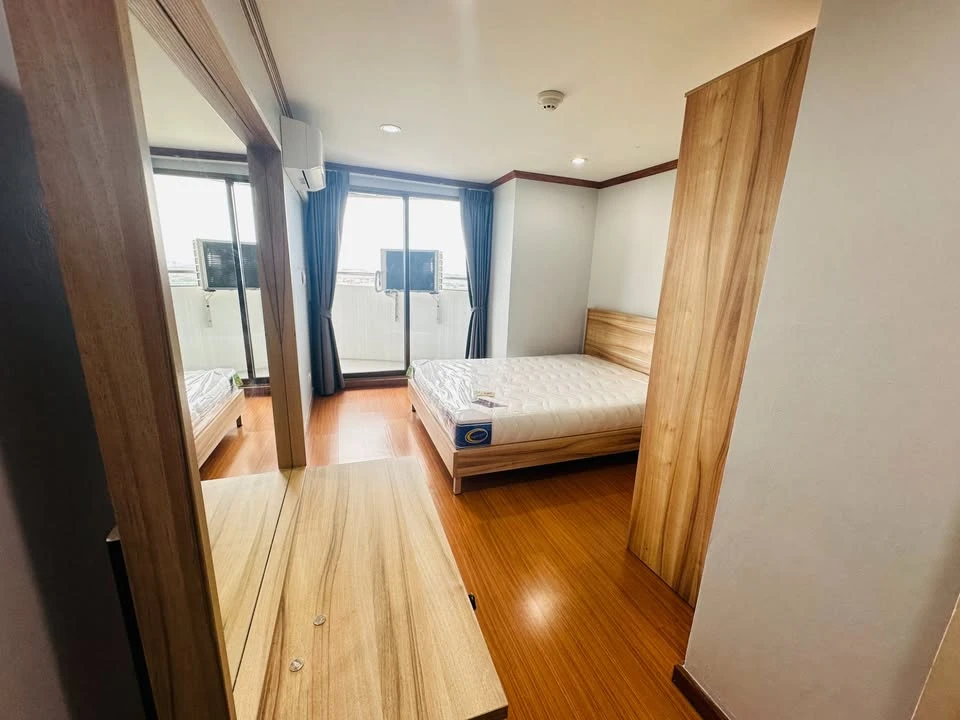 For rent: Flora Ville. Located on the 28th floor, the unit offers a beautiful view and a peaceful atmosphere. It is tastefully decorated, fully furnis