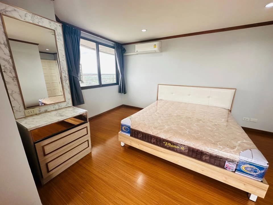 For rent: Flora Ville. Located on the 28th floor, the unit offers a beautiful view and a peaceful atmosphere. It is tastefully decorated, fully furnis
