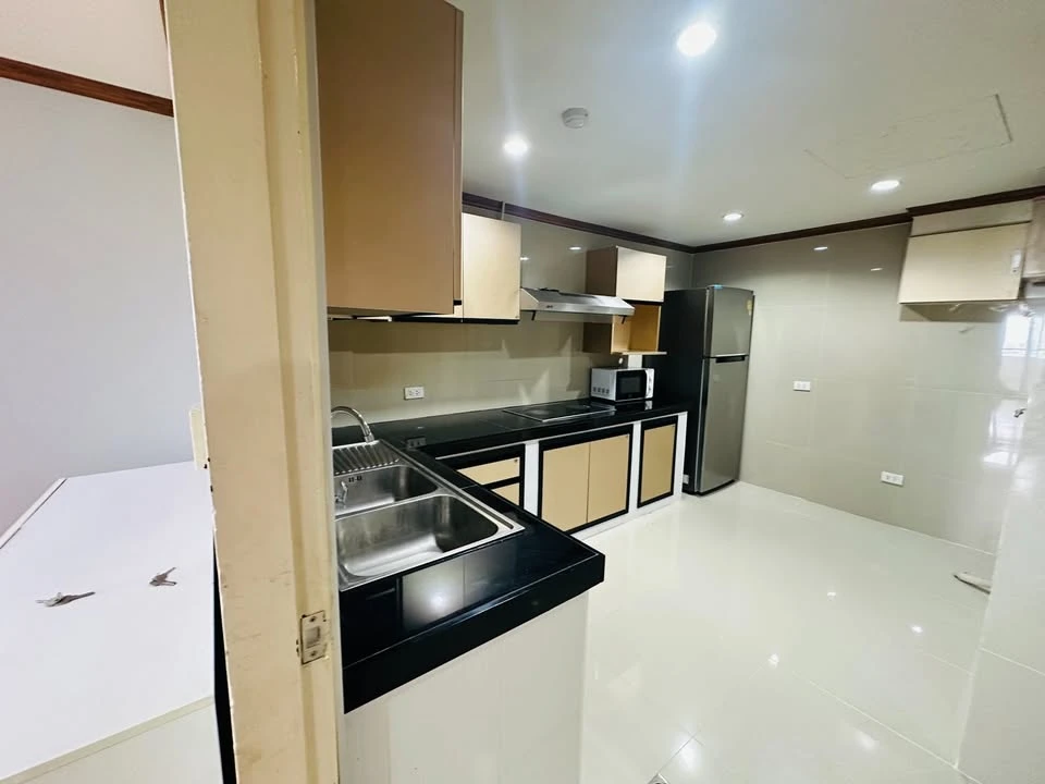 For rent: Flora Ville. Located on the 28th floor, the unit offers a beautiful view and a peaceful atmosphere. It is tastefully decorated, fully furnis