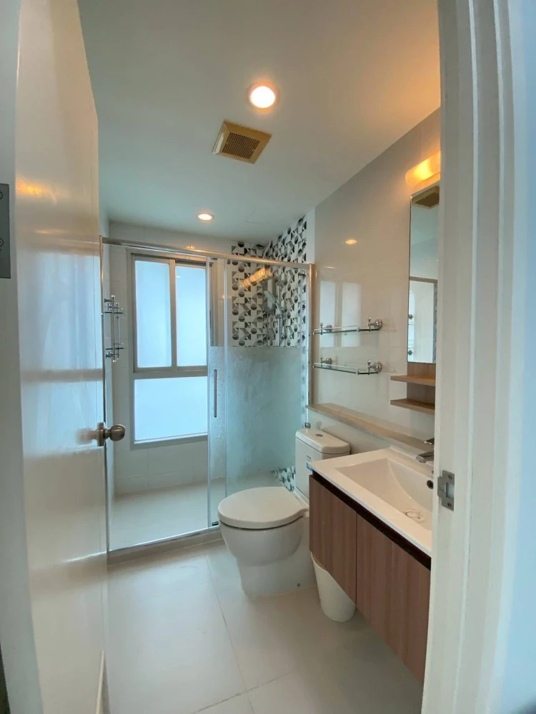 For rent: Fuse Chan-Sathorn, 7th floor, spacious room, plenty of exam space, not crowded, fully furnished. If you miss it, you'll regret it.