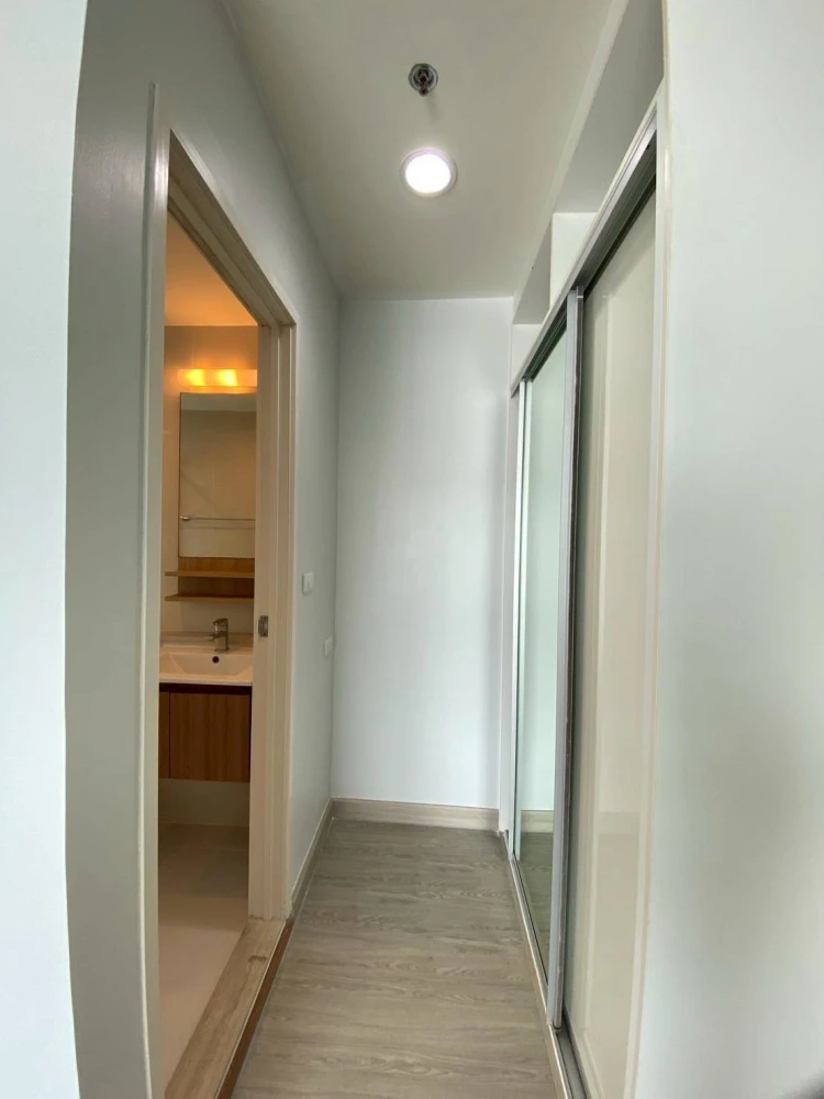 For rent: Fuse Chan-Sathorn, 7th floor, spacious room, plenty of exam space, not crowded, fully furnished. If you miss it, you'll regret it.