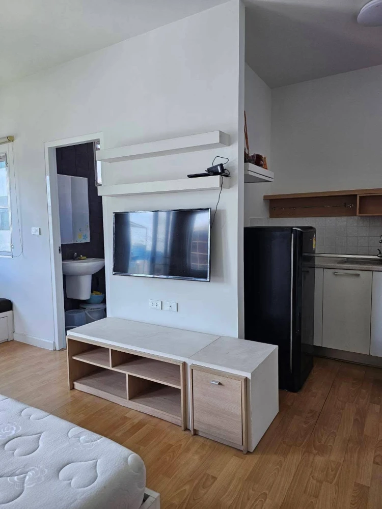 For rent: My Condo Sathorn-Taksin, corner room, bedroom wall not attached to anyone, quiet, no noise disturbance, must book.