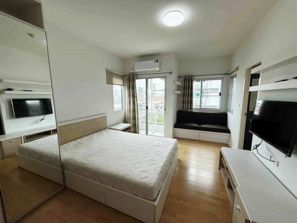 For rent: My Condo Sathorn-Taksin, corner room, bedroom wall not attached to anyone, quiet, no noise disturbance, must book.