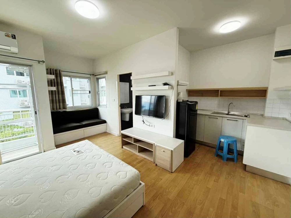 For rent: My Condo Sathorn-Taksin, corner room, bedroom wall not attached to anyone, quiet, no noise disturbance, must book.