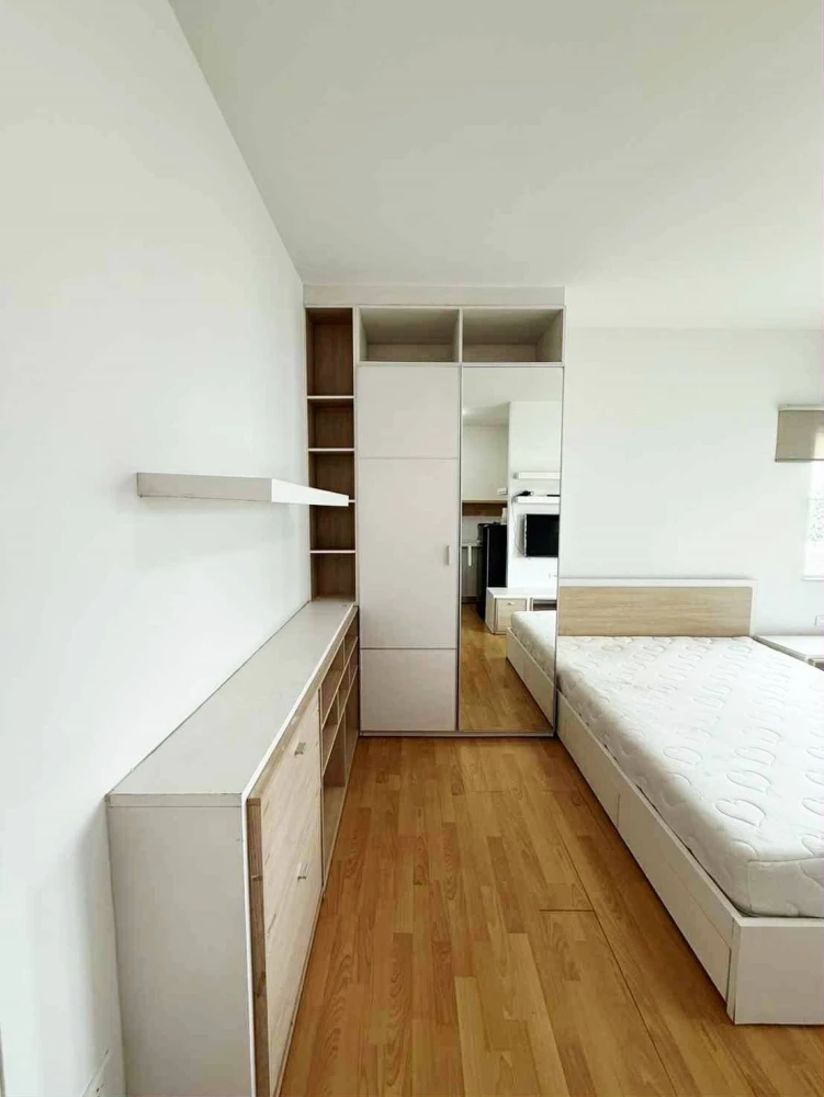 For rent: My Condo Sathorn-Taksin, corner room, bedroom wall not attached to anyone, quiet, no noise disturbance, must book.