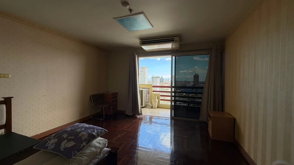 For rent: Masterview Executive Place. Spacious balcony with unobstructed city views, overlooking the Chao Phraya River, Asiatique, and Bangkok Bridge.