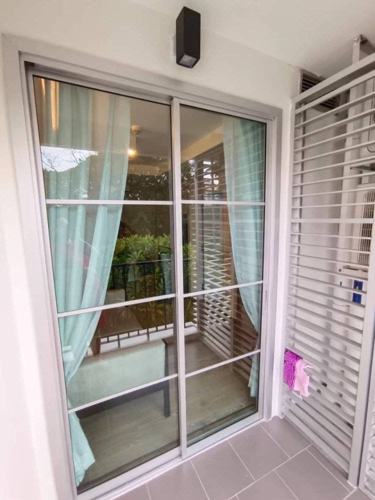 For rent: Maestro 39, 4th floor, private corner room, tree view, shady, pets allowed, both dogs and cats, must book.