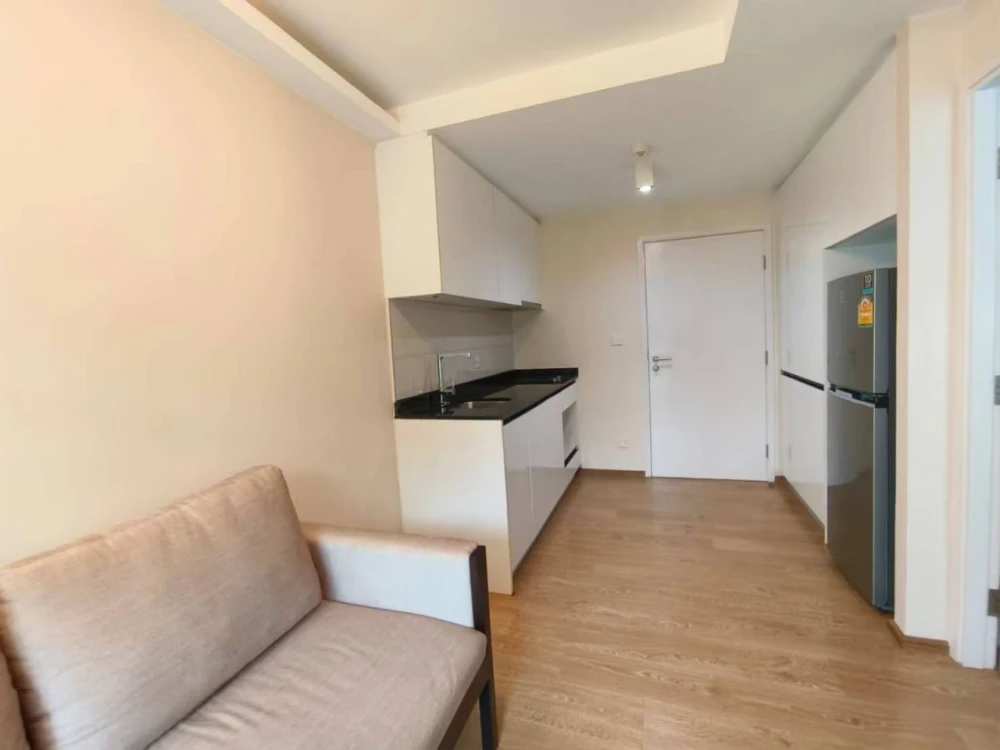 For rent: Maestro 39, 4th floor, private corner room, tree view, shady, pets allowed, both dogs and cats, must book.