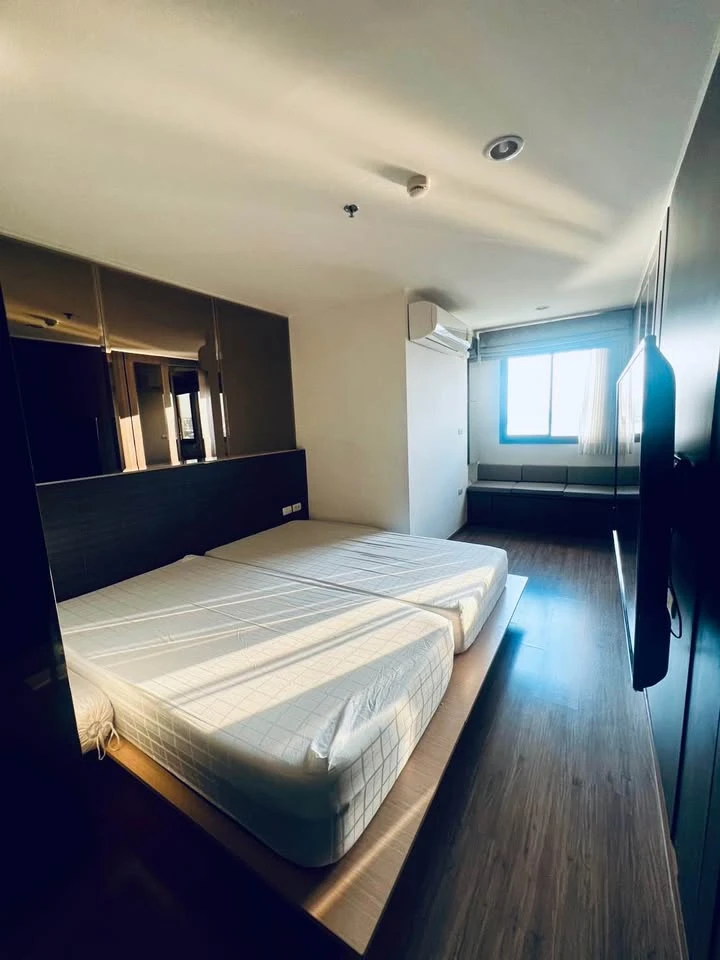 For Rent: U Delight Residence Riverfront Rama 3, 30th Floor (top floor). Features panoramic views of the Rama 9 Bridge and the Chao Phraya River. Move images