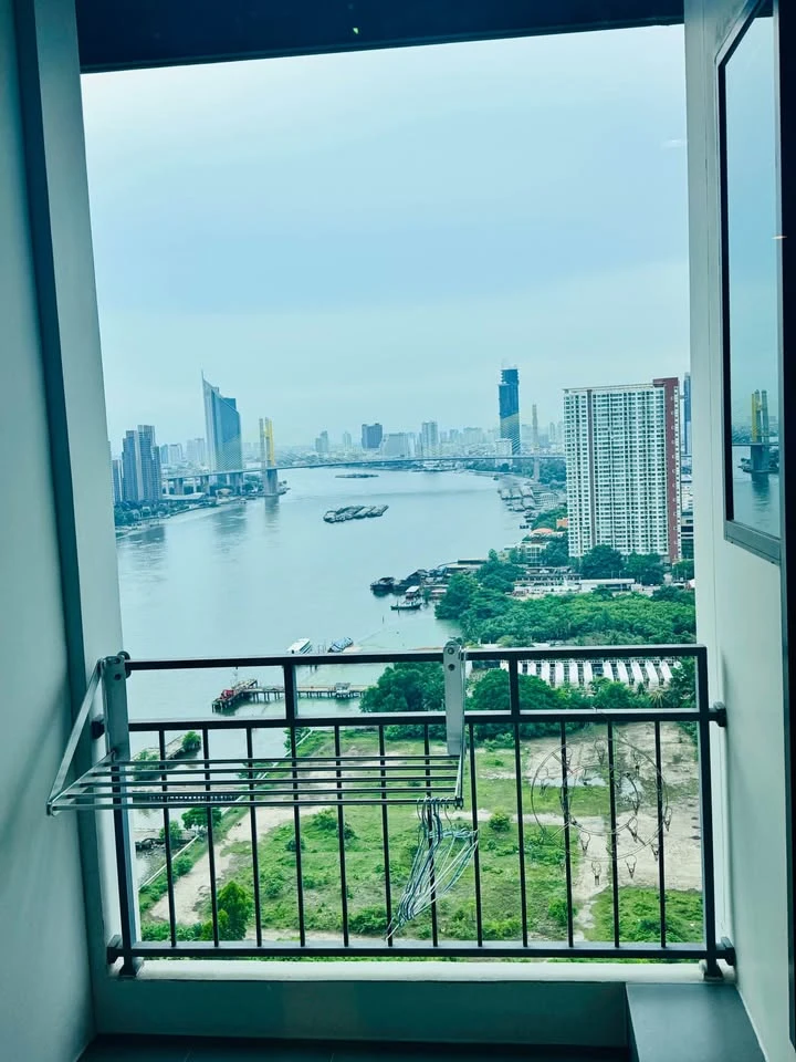 For Rent: U Delight Residence Riverfront Rama 3, 30th Floor (top floor). Features panoramic views of the Rama 9 Bridge and the Chao Phraya River. Move
