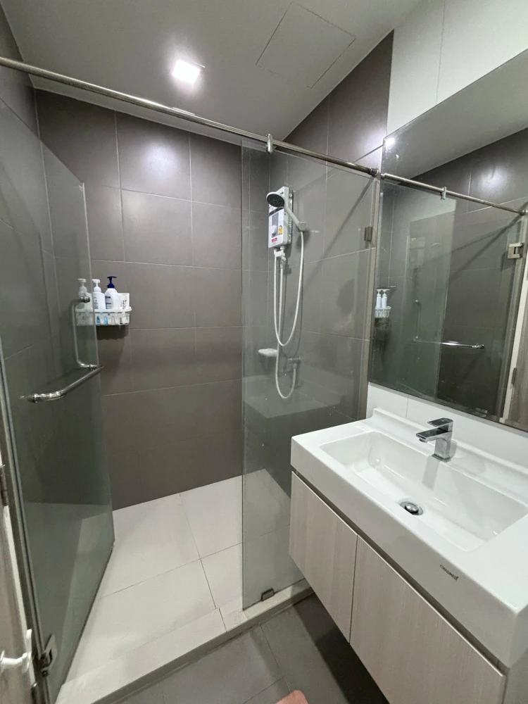 For rent Rich Park Terminal Phahon Yothin 59, 14th floor, highest, quiet atmosphere, fully furnished, electrical appliances, very worth booking.