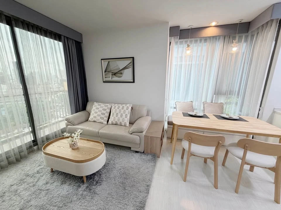 For rent: Rhythm Sukhumvit 42, corner unit, very spacious, stunning view, with automatic toilet. Don't miss out!