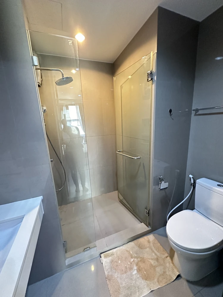 For rent: Rhythm Sukhumvit 42, good built-in furniture, very nice room. If interested, hurry and reserve quickly.