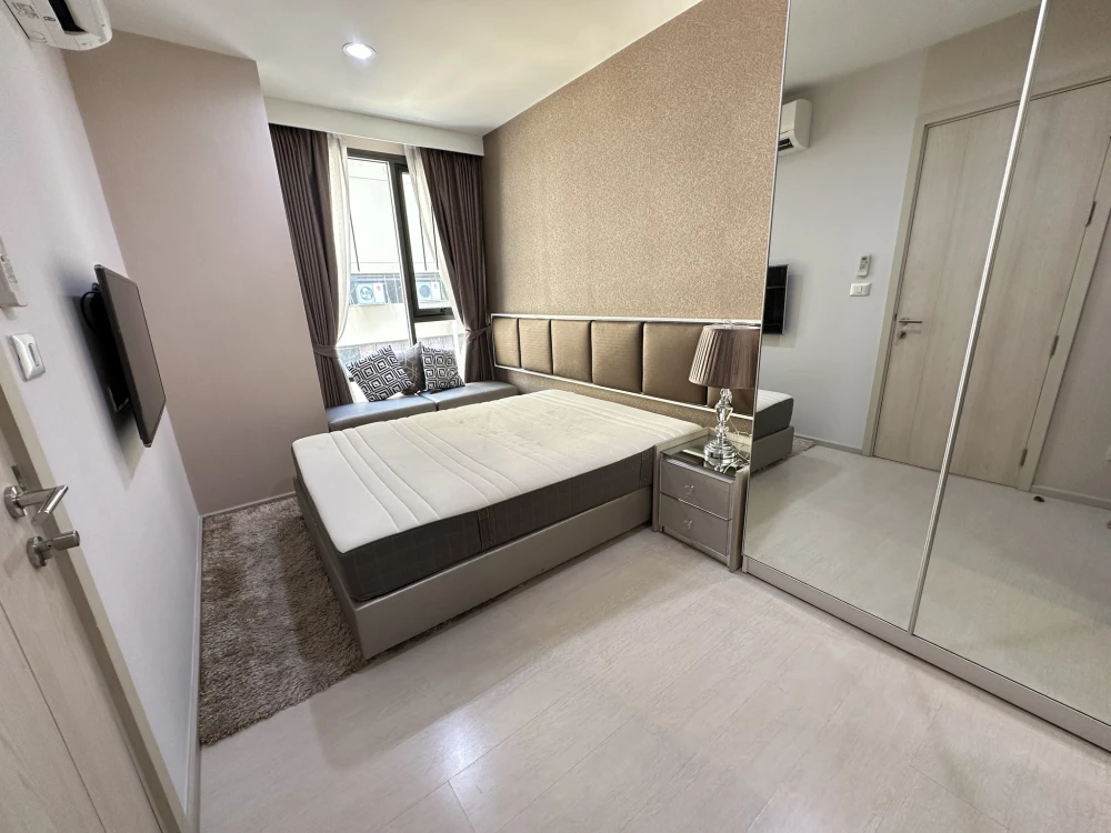For rent: Rhythm Sukhumvit 42, good built-in furniture, very nice room. If interested, hurry and reserve quickly.