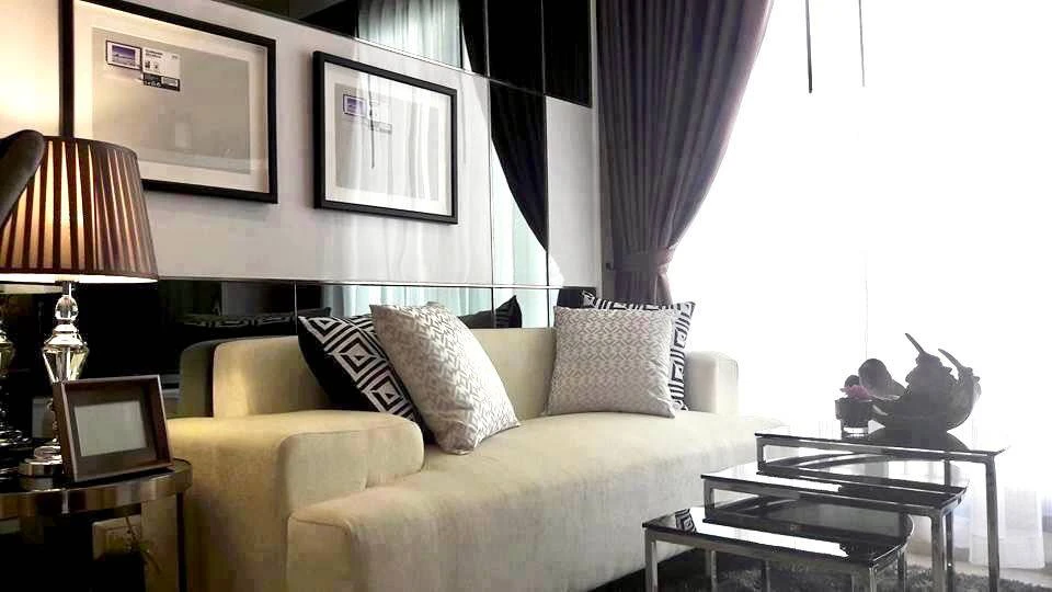 For rent: Rhythm Sukhumvit 42, good built-in furniture, very nice room. If interested, hurry and reserve quickly.