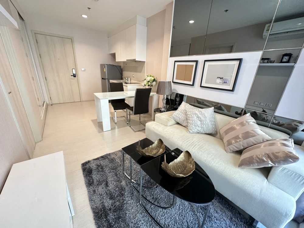 For rent: Rhythm Sukhumvit 42, good built-in furniture, very nice room. If interested, hurry and reserve quickly.
