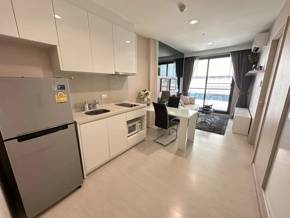For rent: Rhythm Sukhumvit 42, good built-in furniture, very nice room. If interested, hurry and reserve quickly.