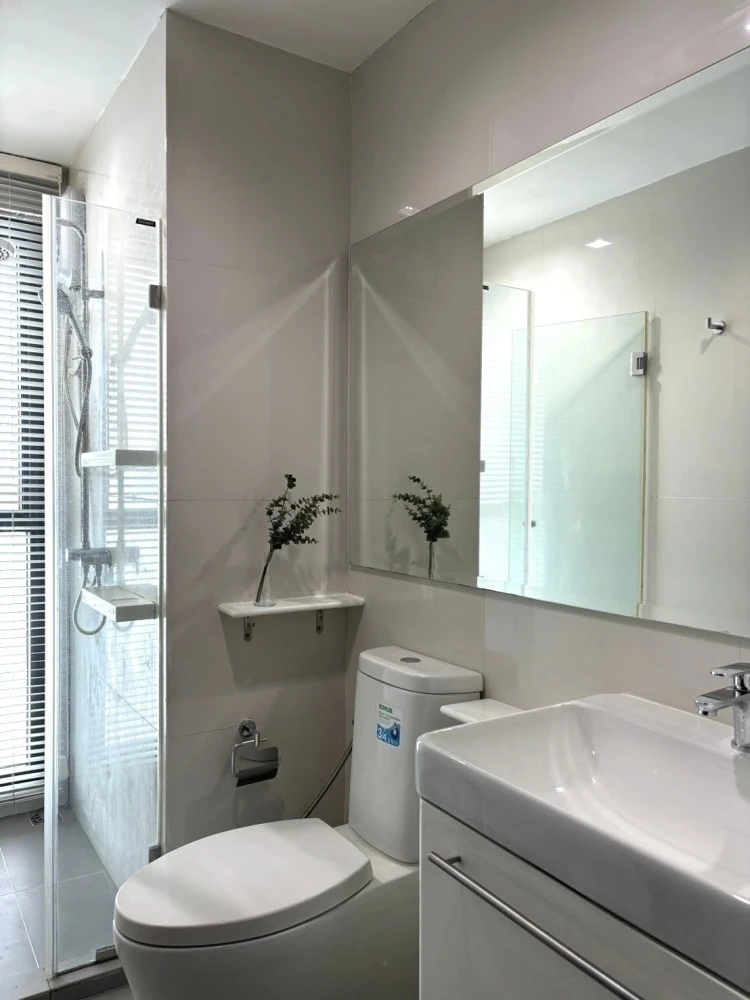 For rent: Rhythm Rangnam, 2 bedrooms, 6th floor, fully furnished, just carry one bag and move in immediately. Book now, urgent.