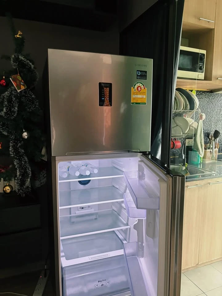 For rent: Reach Phahonyothin 52, natural view, not hitting anyone's building, on the highest floor, very cool breeze, beautifully decorated, nice to l