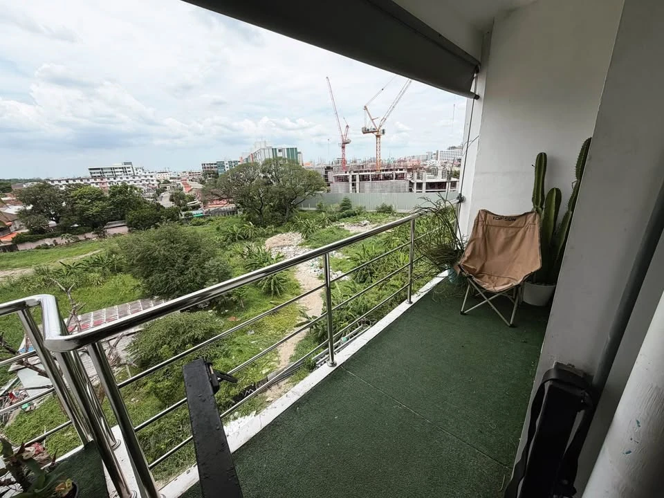 For rent: Reach Phahonyothin 52, natural view, not hitting anyone's building, on the highest floor, very cool breeze, beautifully decorated, nice to l