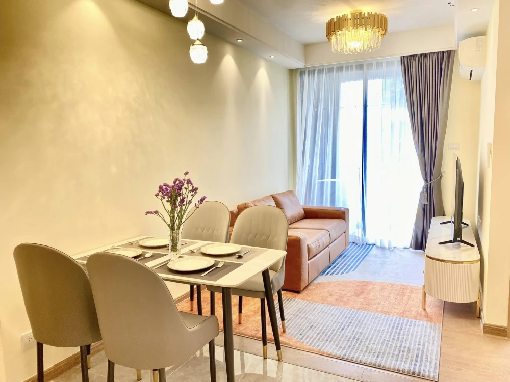 For rent, Regal Condo, beautiful room, 34 sq m., 25th floor, very high floor, beautiful and luxurious built-in furniture, hurry up and grab it.