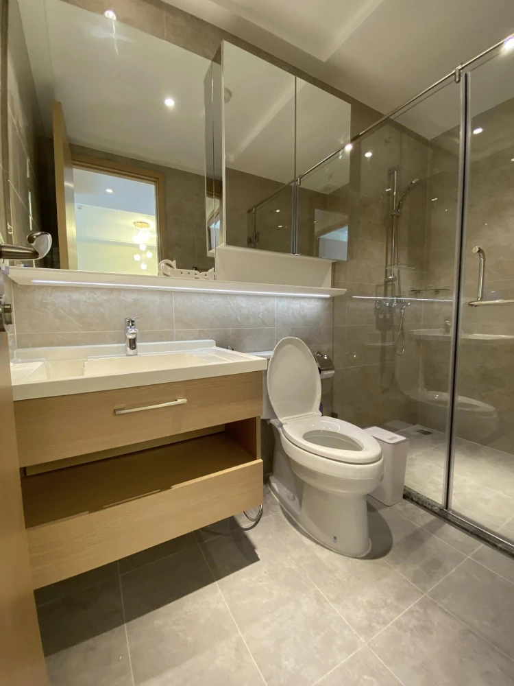 For rent, Regal Condo, beautiful room, 34 sq m., 25th floor, very high floor, beautiful and luxurious built-in furniture, hurry up and grab it.