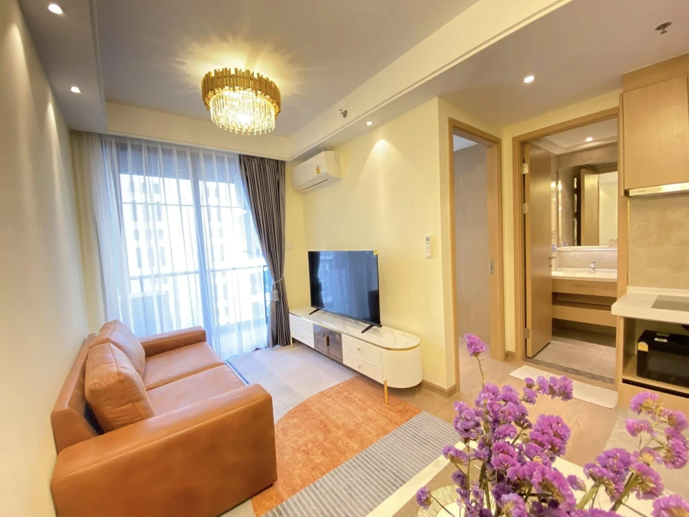 For rent Regal Condo, built-in furniture, beautiful and luxurious, swimming pool view, washing machine available, book now