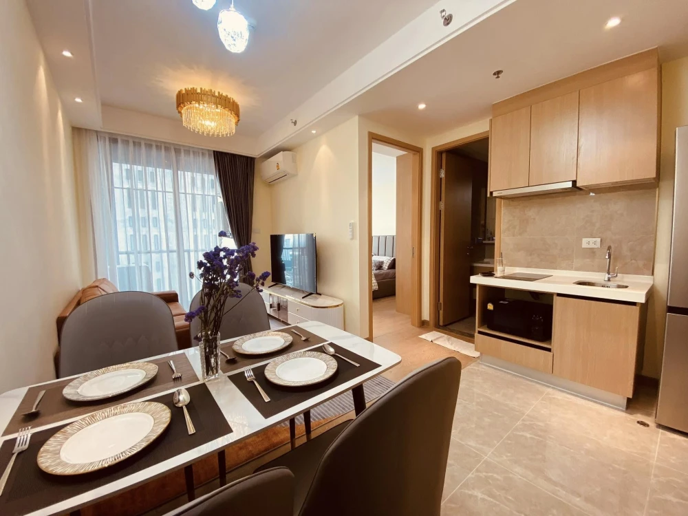 For rent Regal Condo, built-in furniture, beautiful and luxurious, swimming pool view, washing machine available, book now