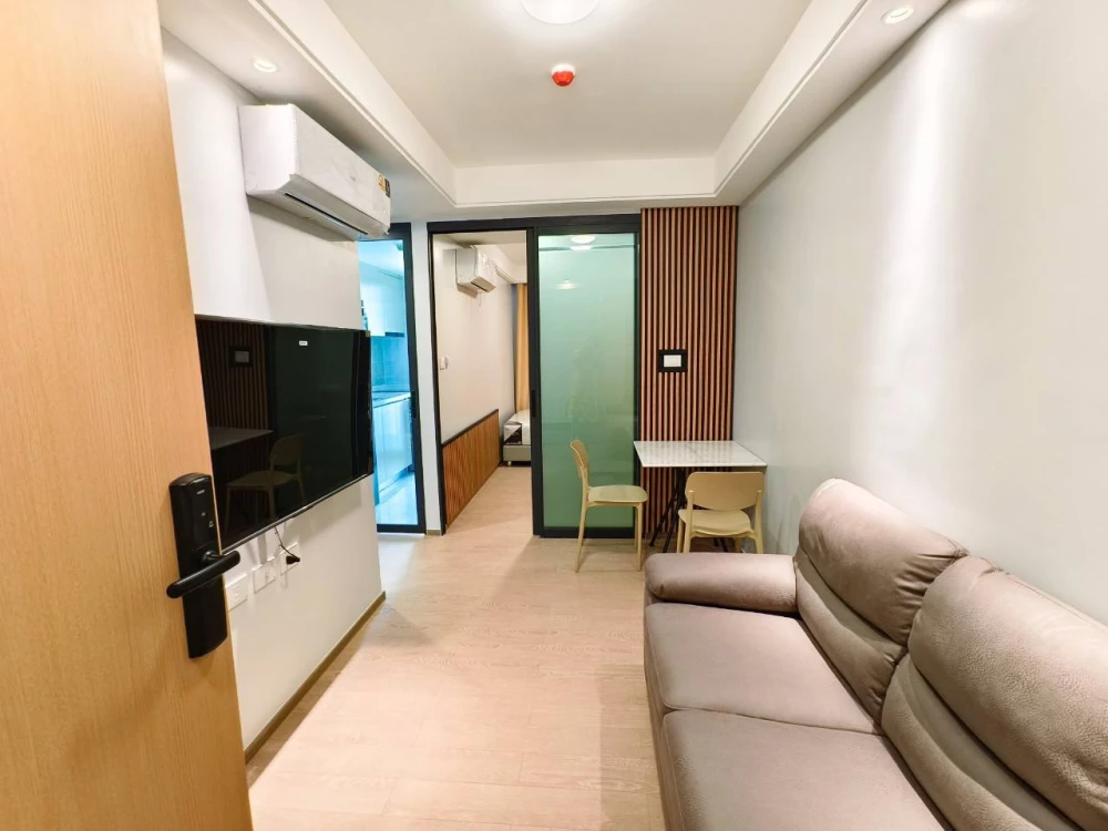 For rent: Regal Srinakarin 40, Building B, 4th floor, fully furnished, great location, close to everything you need, don't miss it.