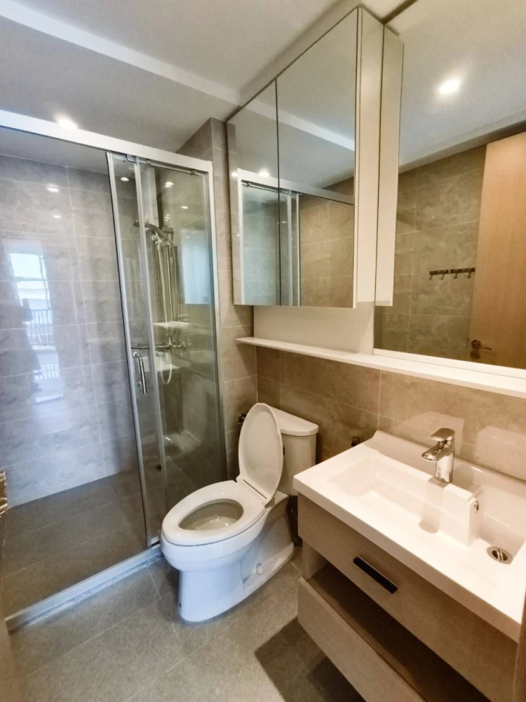 For rent: Regal Srinakarin 40, Building B, 4th floor, fully furnished, great location, close to everything you need, don't miss it.