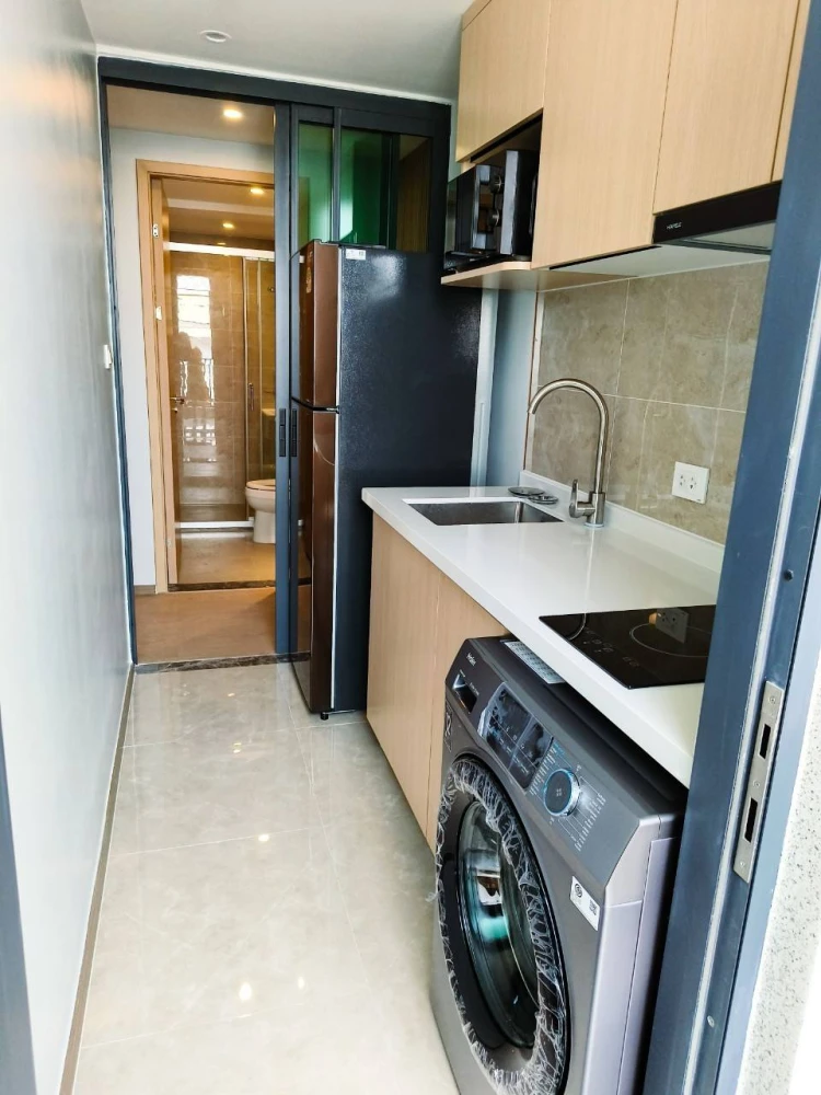 For rent: Regal Srinakarin 40, Building B, 4th floor, fully furnished, great location, close to everything you need, don't miss it.