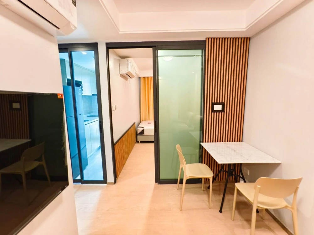 For rent: Regal Srinakarin 40, Building B, 4th floor, fully furnished, great location, close to everything you need, don't miss it.