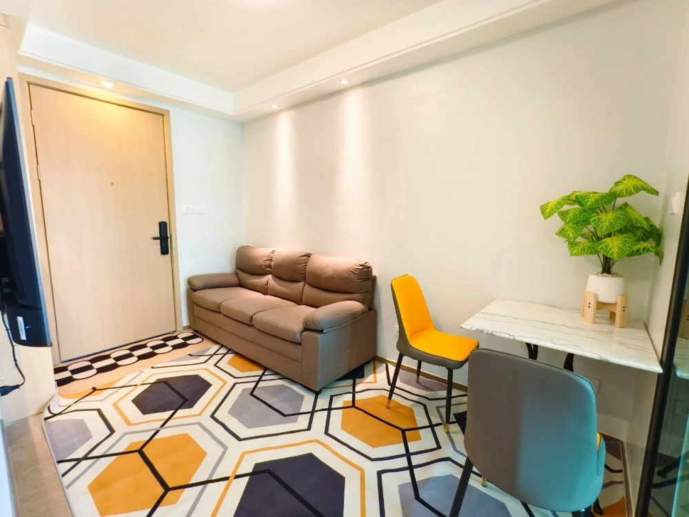 For rent: Regal Srinakarin 40, beautiful room, nice to live in, comes with complete decorations. If interested, hurry and reserve now. Urgent!