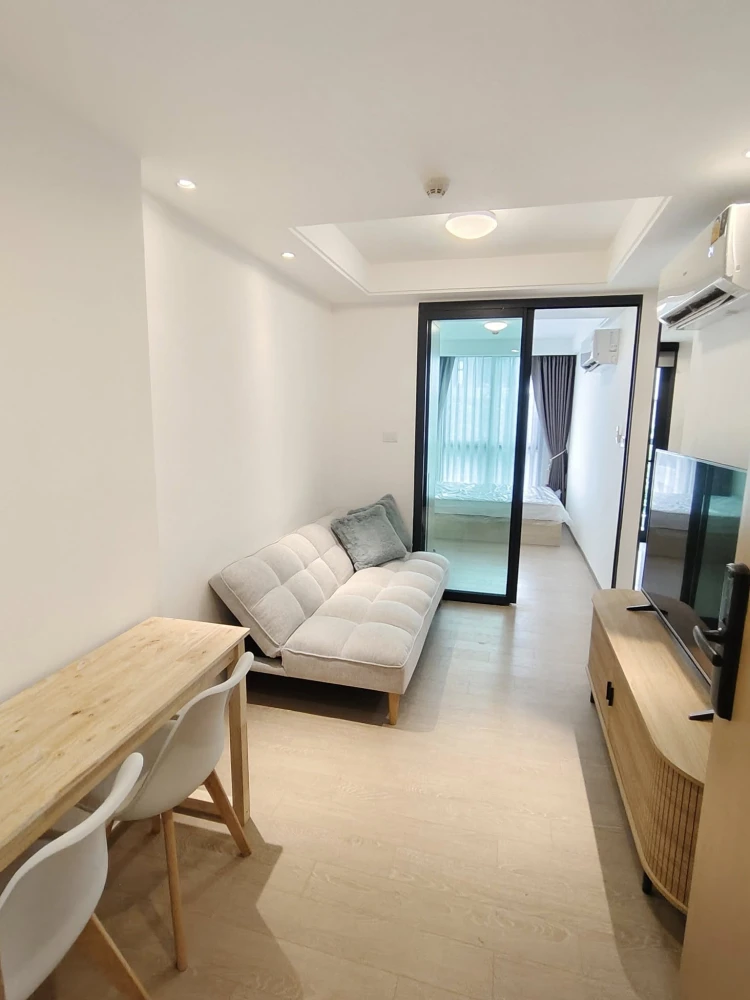 For rent: Regal Srinakarin 40, Building C, 3rd floor, decorated in a minimalist style, very livable. Book now and you won't be disappointed.