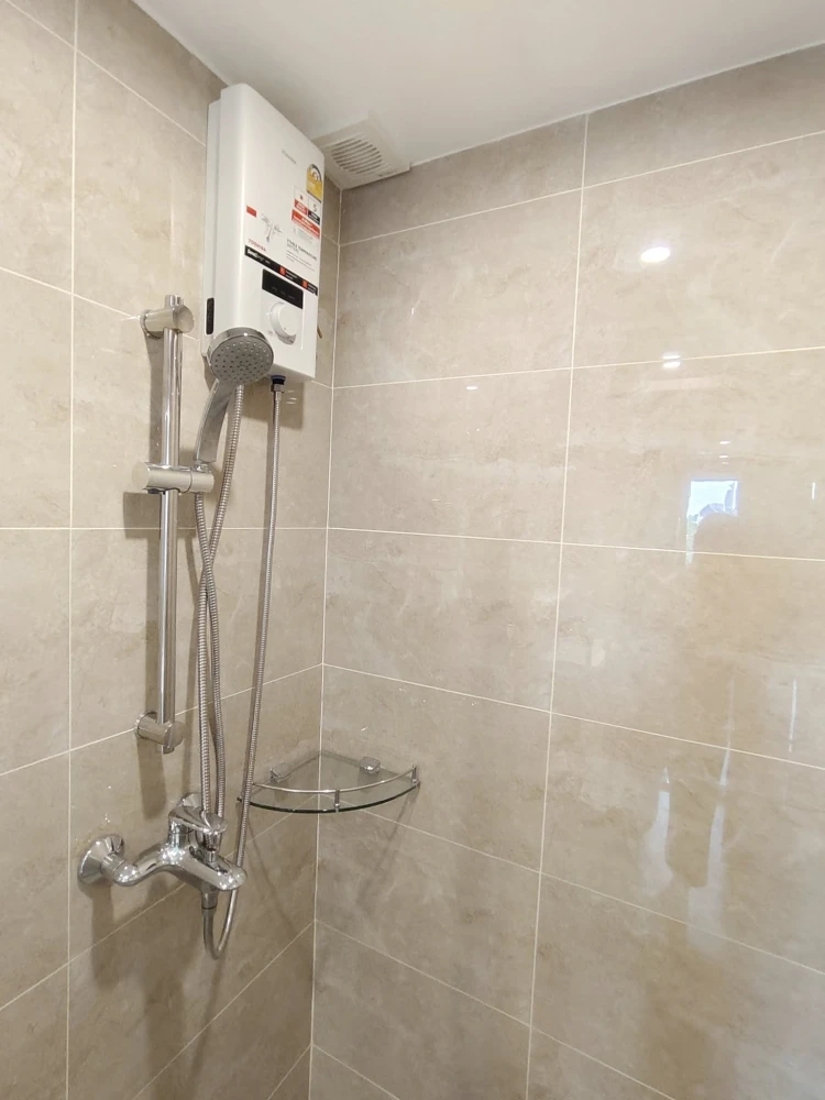 For rent: Regal Srinakarin 40, Building C, 3rd floor, decorated in a minimalist style, very livable. Book now and you won't be disappointed.